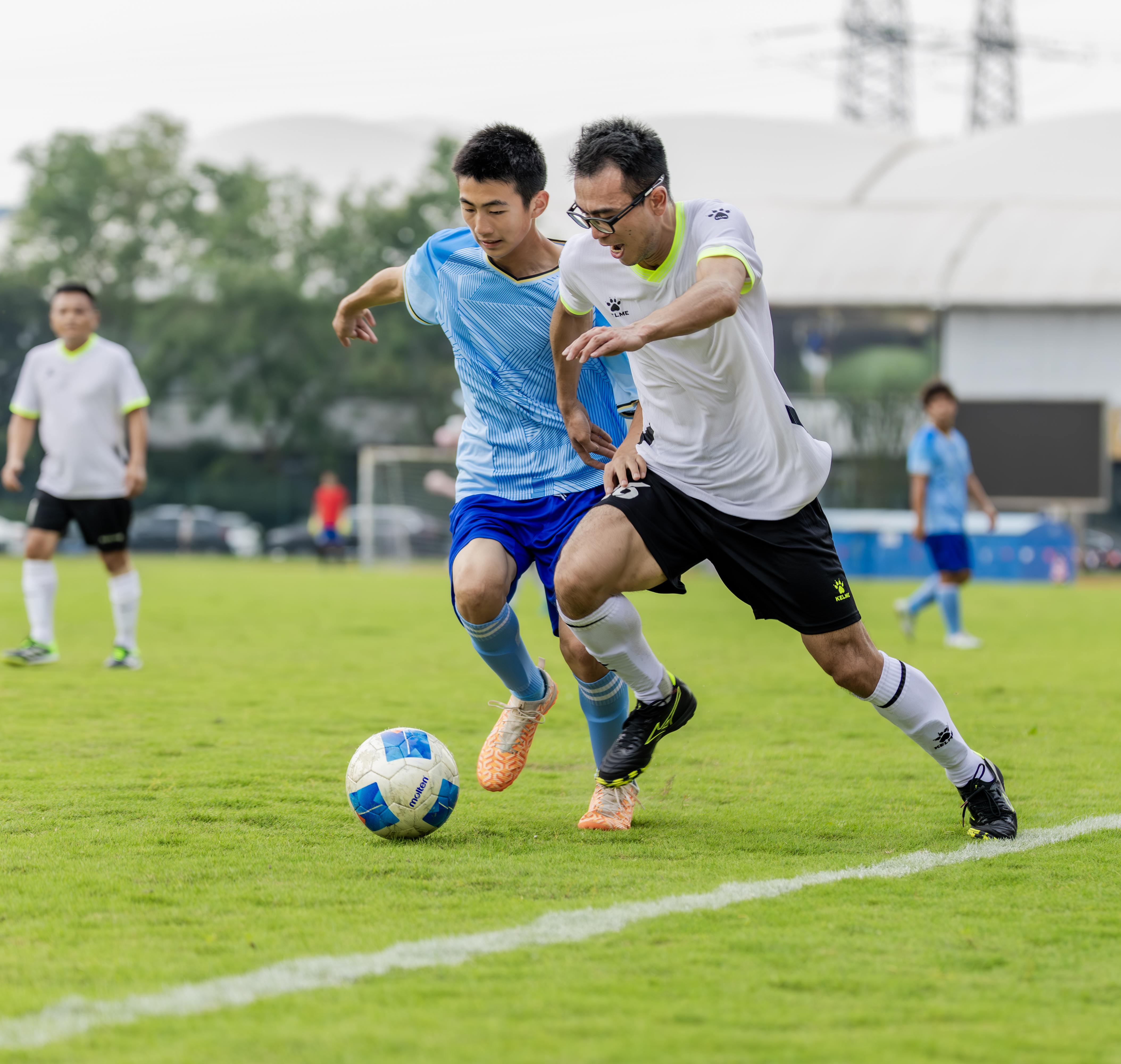 青年足球队备战国际比赛，技压群雄士气高昂(一场足球比赛一支球队最多换几人)